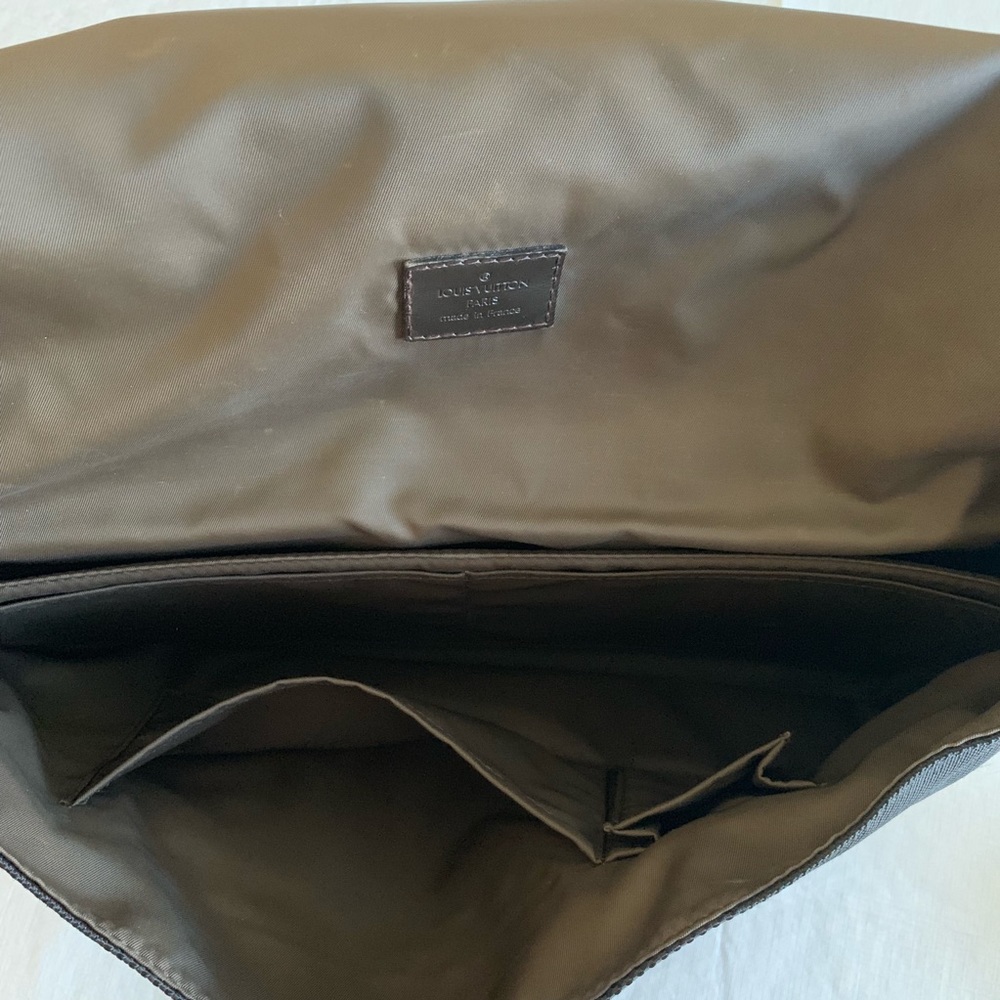 Louis Vuitton Damier Geant Messenger Bag - Picture 4 of 8